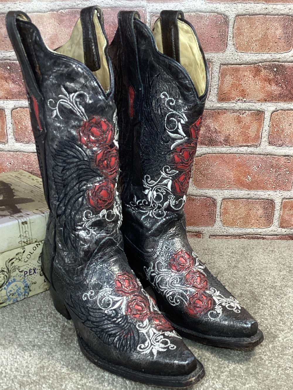 Corral womens vintage Rose and Black Eagle Snip Toe cowboy boots size 6
